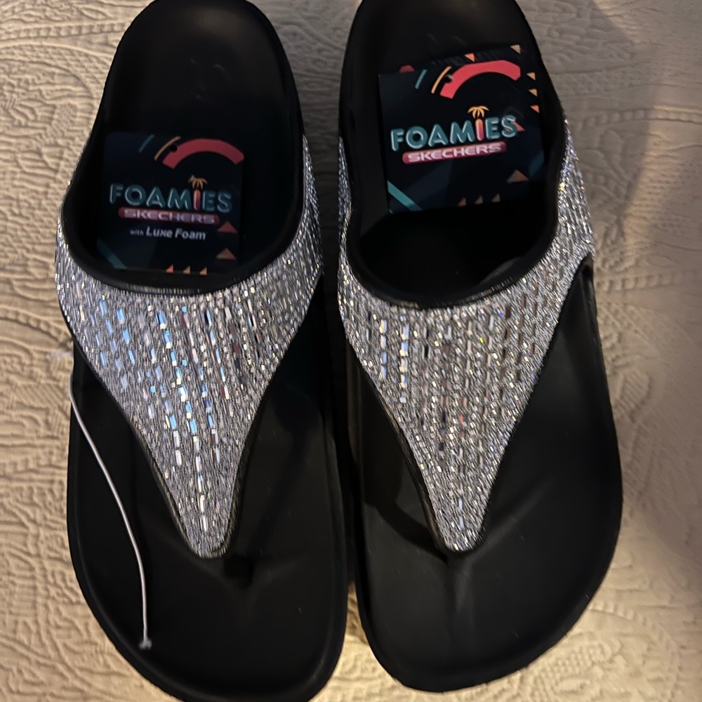 Size 8 Foamies.  Never worn
